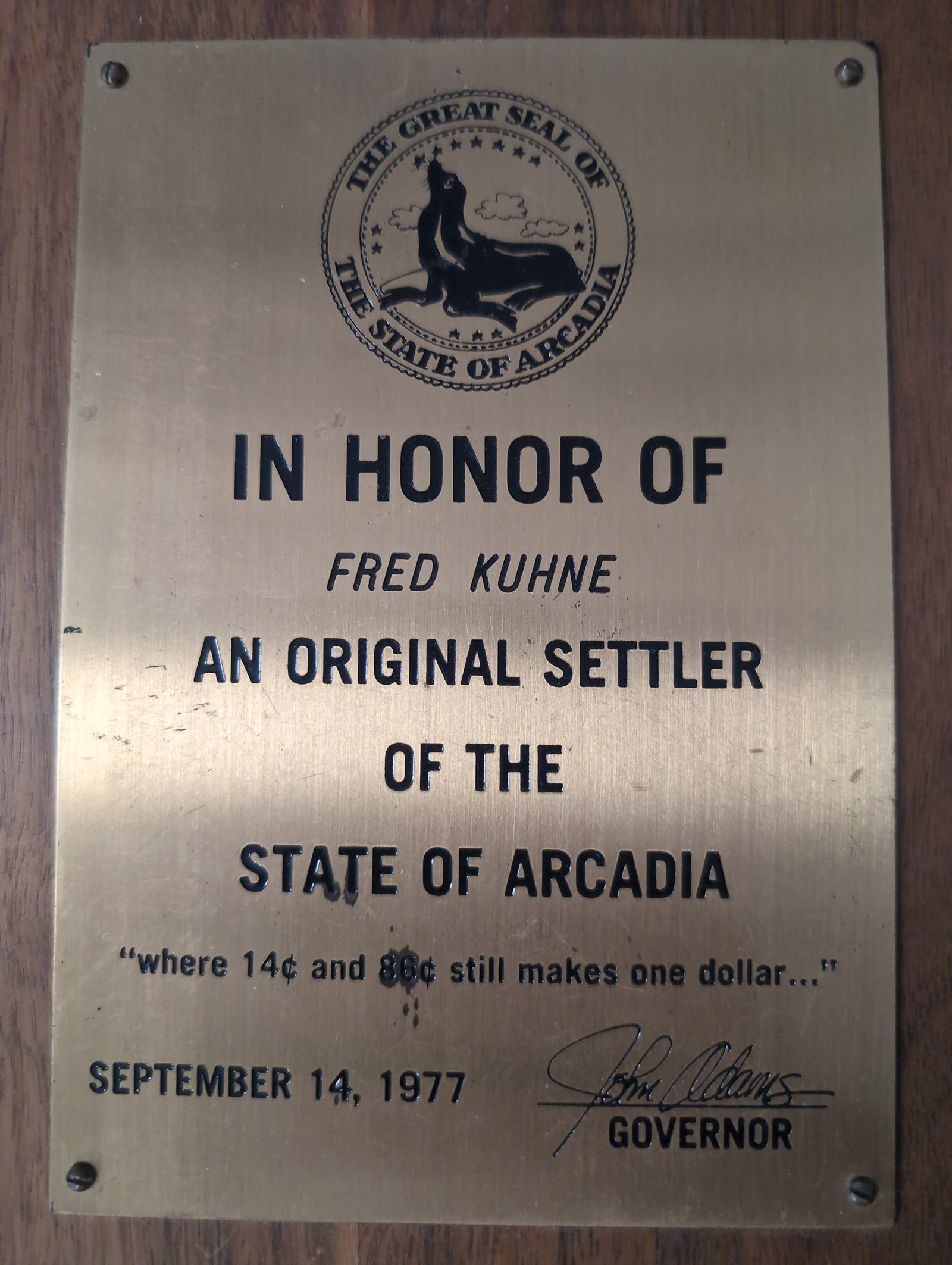A brass plate honoring Fred Kuhne as an original settler of the State of Arcadia.